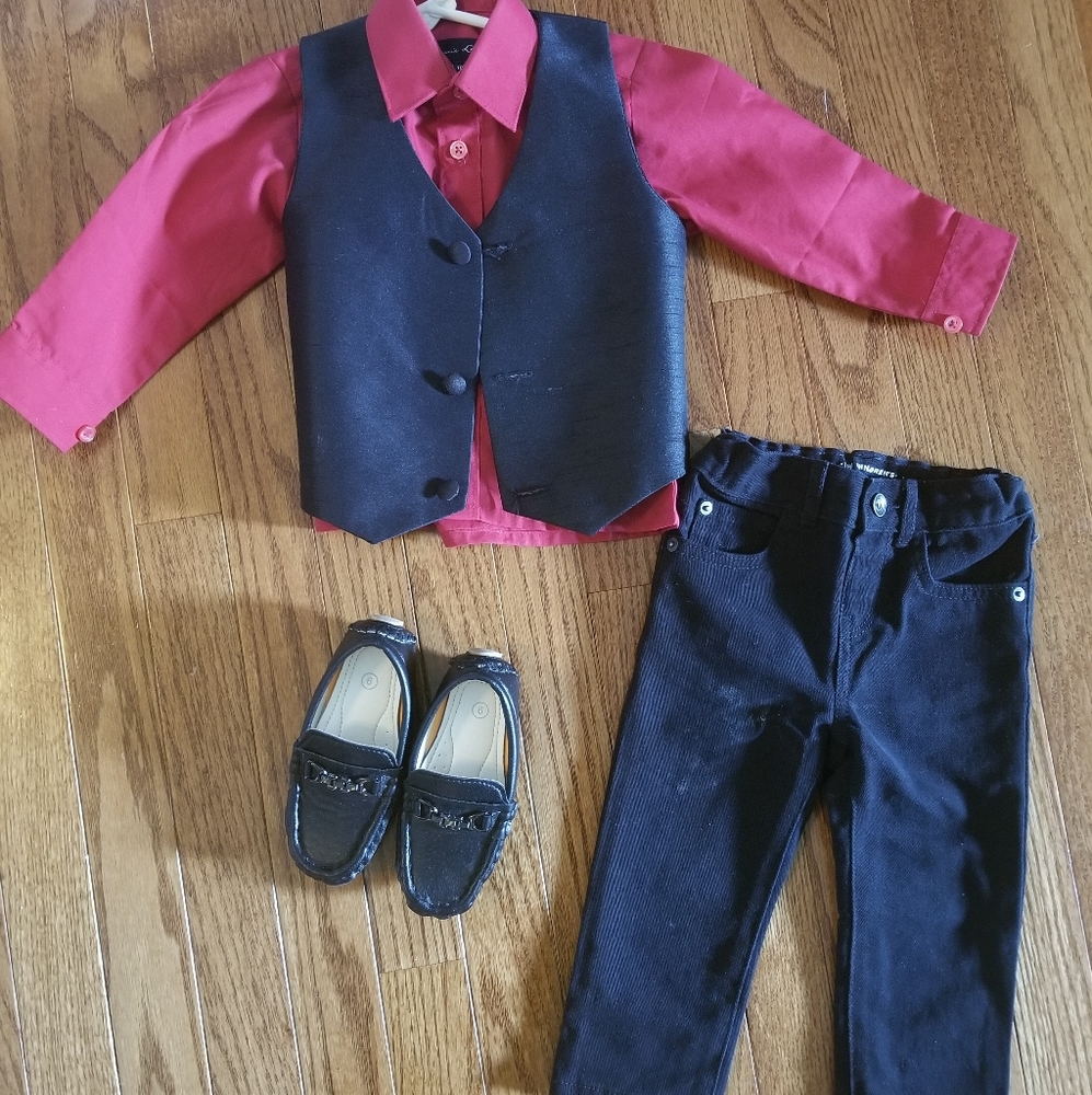 Tuxedo, pants and formal shoes.